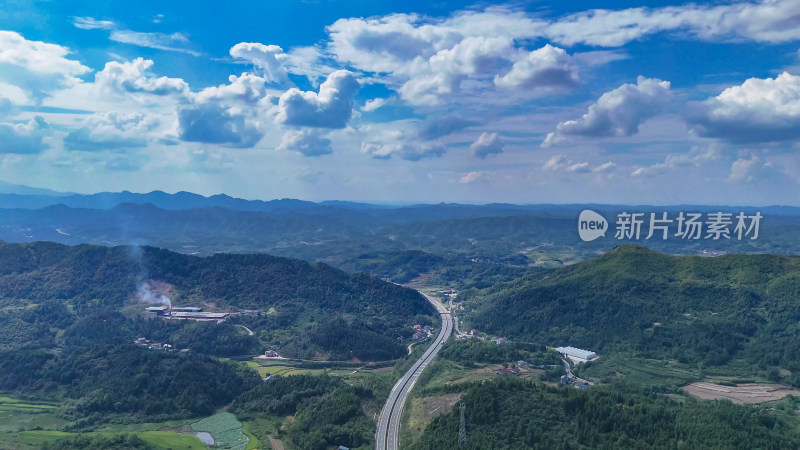 大山中的高速公路 航拍图