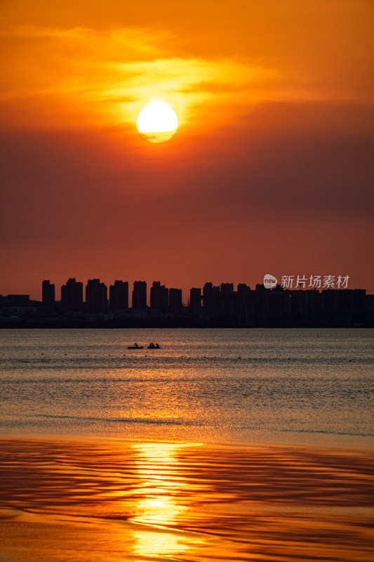 山东烟台金沙滩景区海上日落晚霞景观