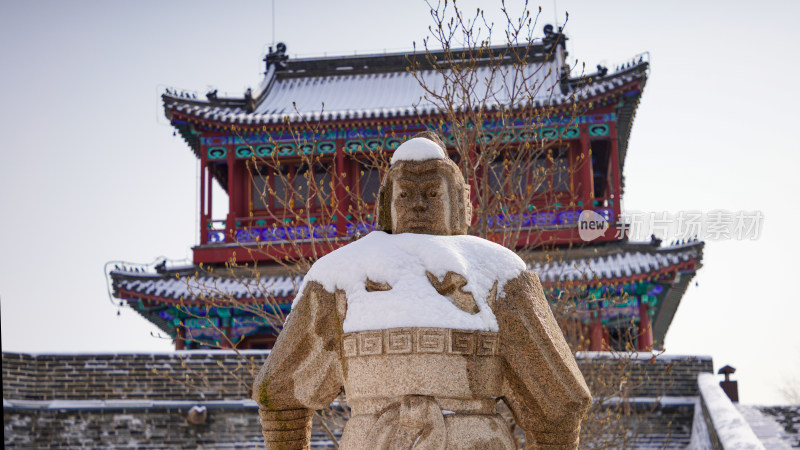 雪后老龙头古建筑前的石像