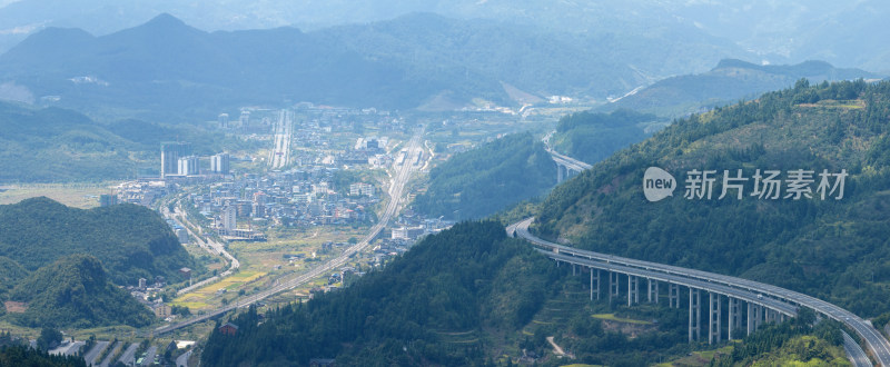 贵州黔东南大山里的高速公路