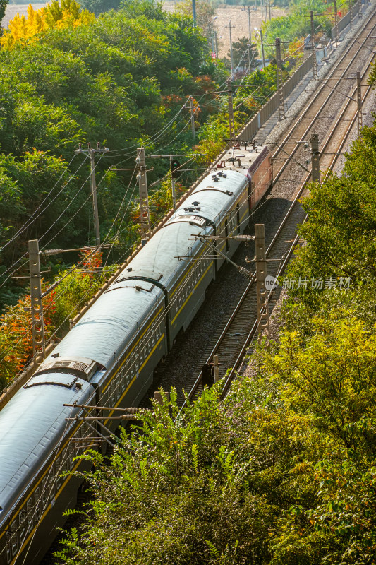 北京城市天际线与高铁火车道