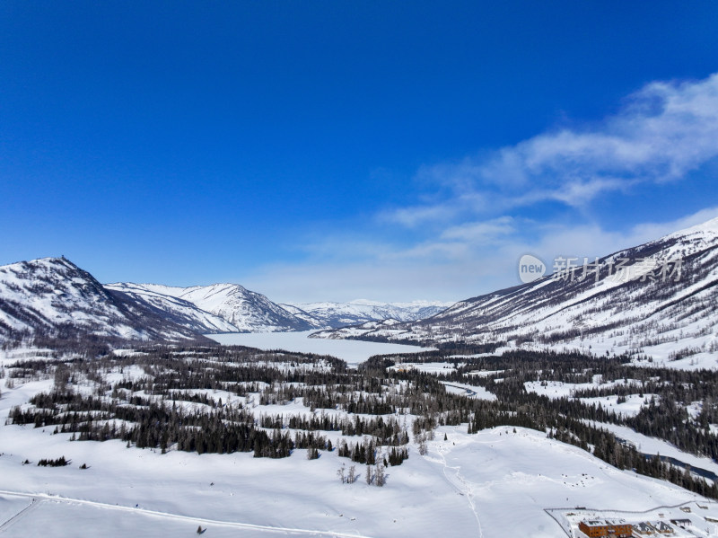 新疆阿勒泰喀纳斯雪景神仙湾晨雾雪山森林