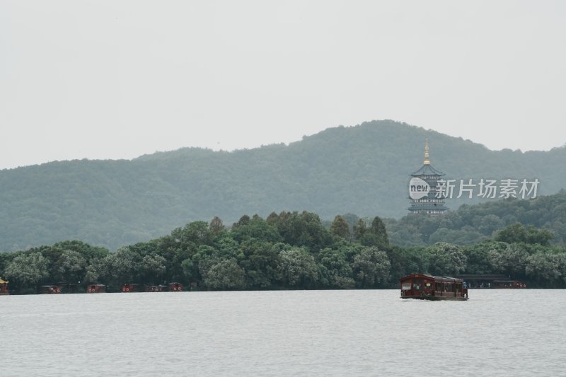 西湖苏堤仁风亭远望雷锋塔