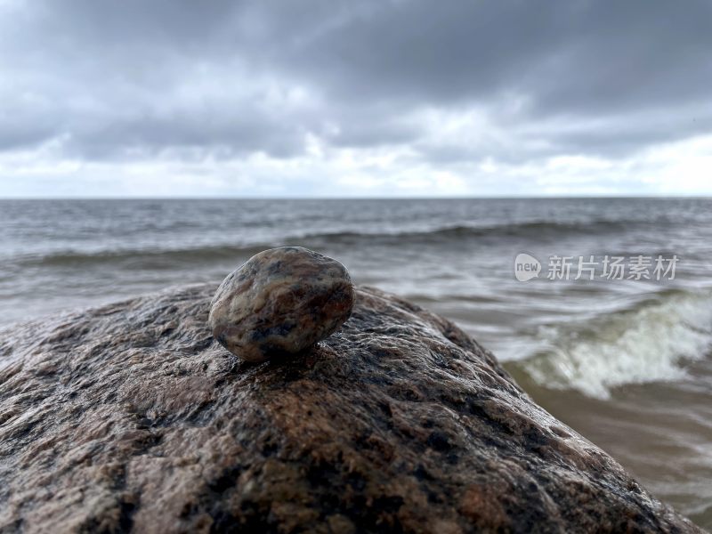 拉多加湖沙滩上石头浪潮拍打