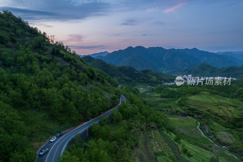 山间公路黄昏全景