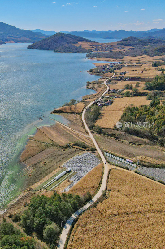 吉林，航拍的松花湖与玉米地