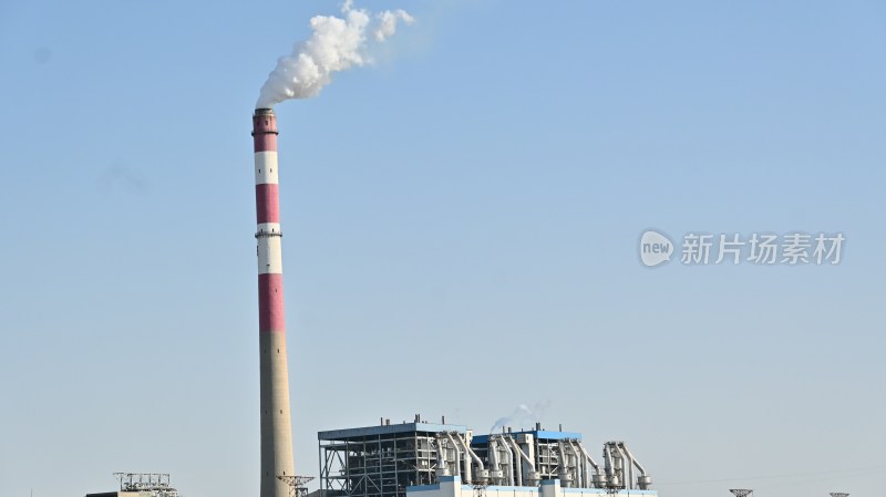 工厂烟囱排放烟雾场景