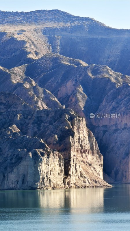 山水相依的壮丽自然风景