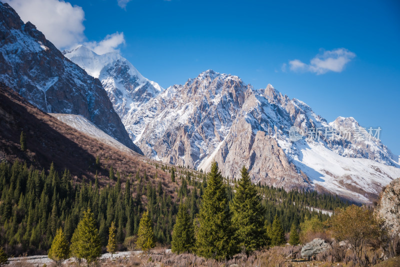 新疆天山山脉雪山山峰