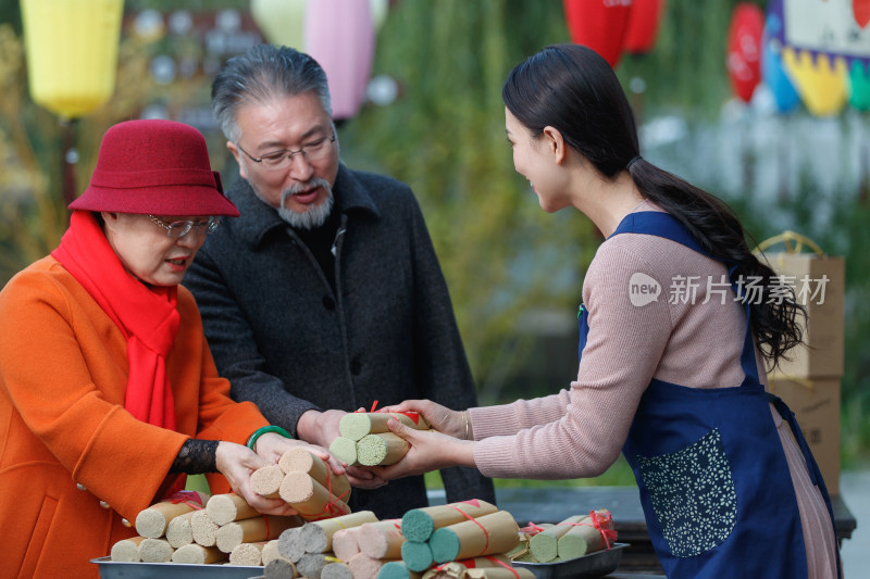 老年夫妇购买挂面