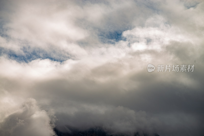 云雾中的森林山峰虎头山