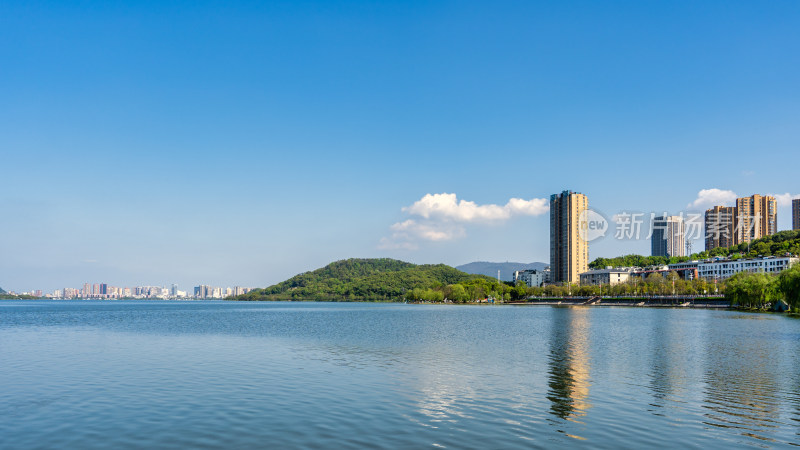 湖北黄石磁湖与磁湖路的建筑