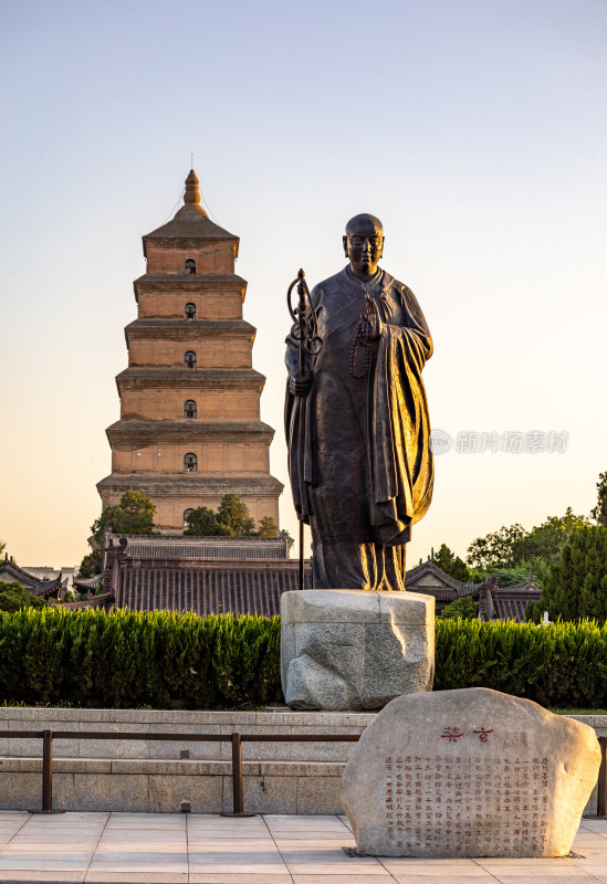 清晨的西安大雁塔大雁塔南广场玄奘雕塑景观