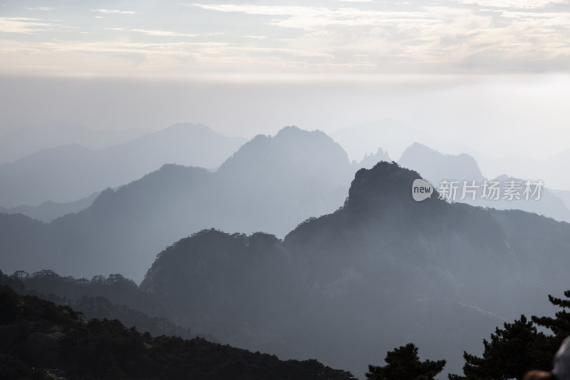 云雾缭绕的连绵山脉壮丽景象