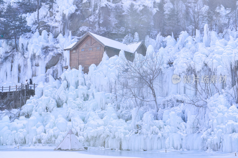 济南九如山冰瀑山间木屋冰雪景观