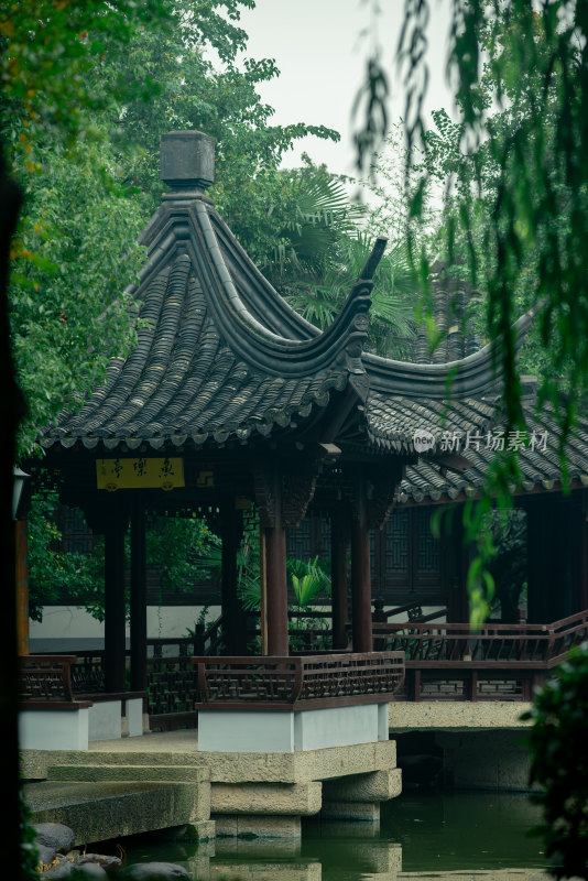 水边古色古香的中式亭子风景