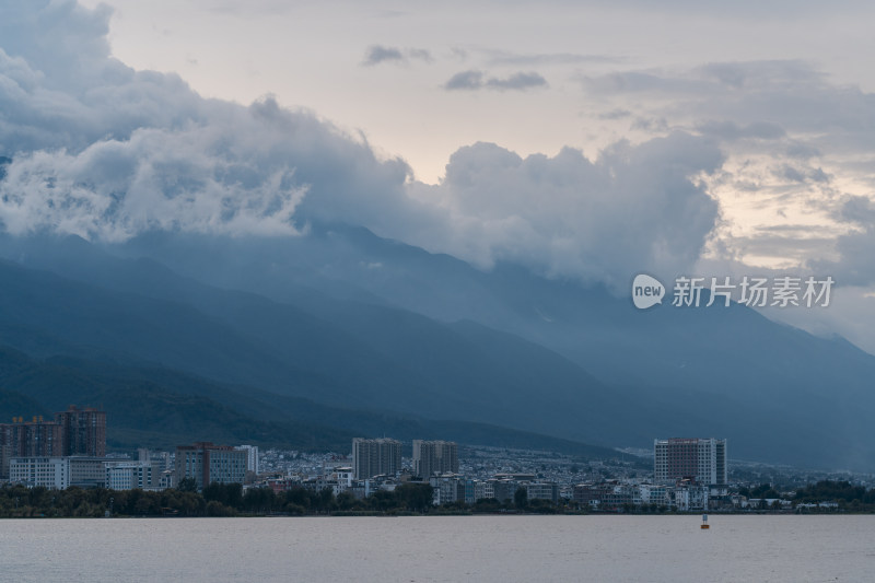 长焦视角下的大理苍山洱海傍晚风光