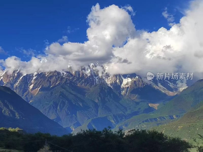 蓝天白云下的壮丽山脉景观