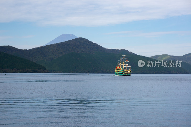 日本箱根芦之湖上的仿古游船