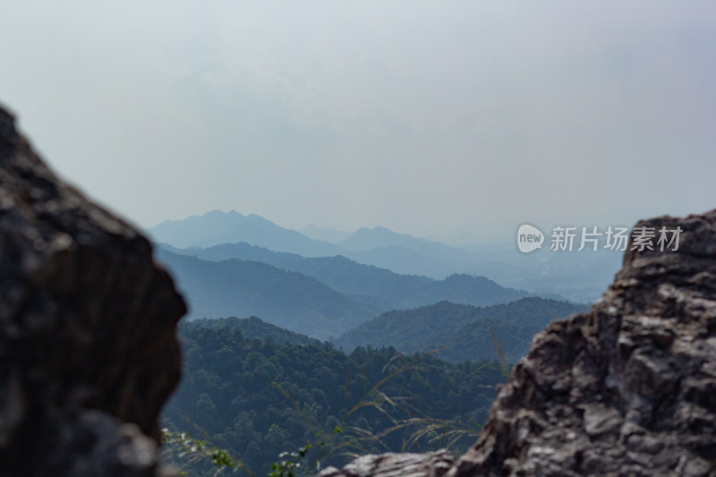 杭州北高峰俯瞰杭州城市的壮阔全景风光