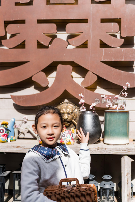 春天在北京爨底下村游玩踏青的中国女孩