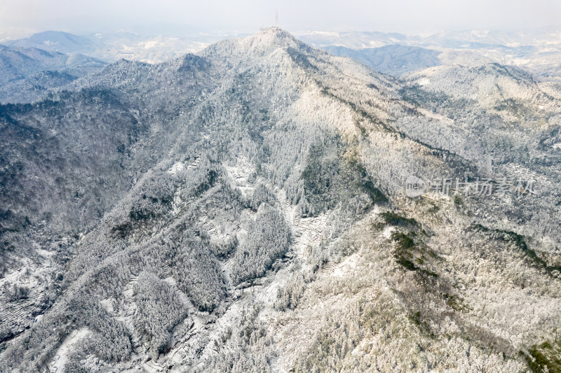 蓝天白云丘陵山川雪景航拍图