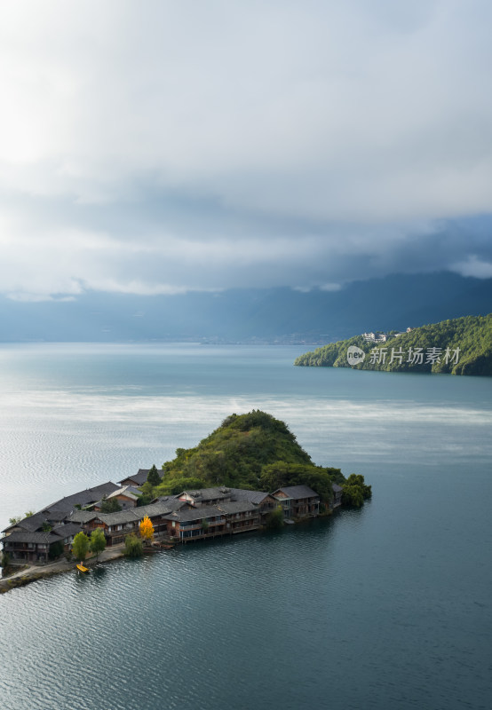 湖中小岛建筑风景