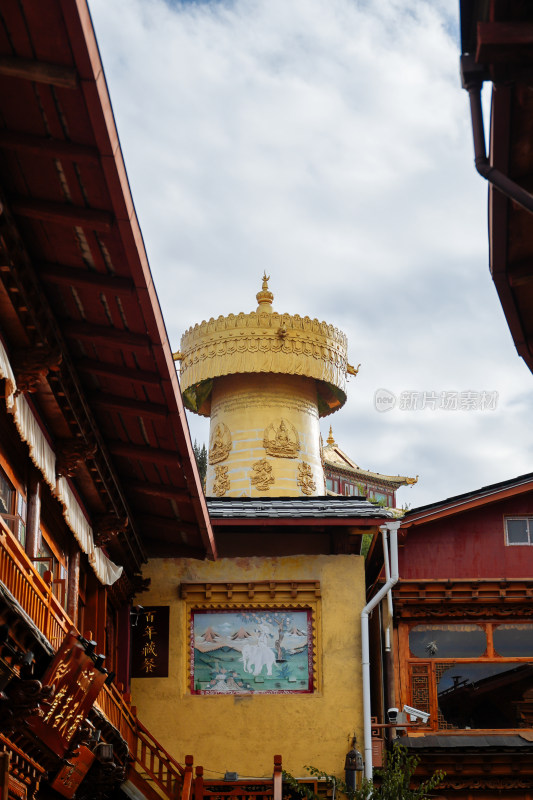 藏式建筑与金色转经筒景观