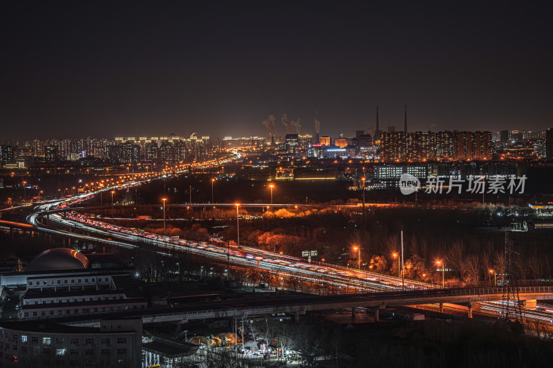 北京夜晚城市中灯火通明的公路景象