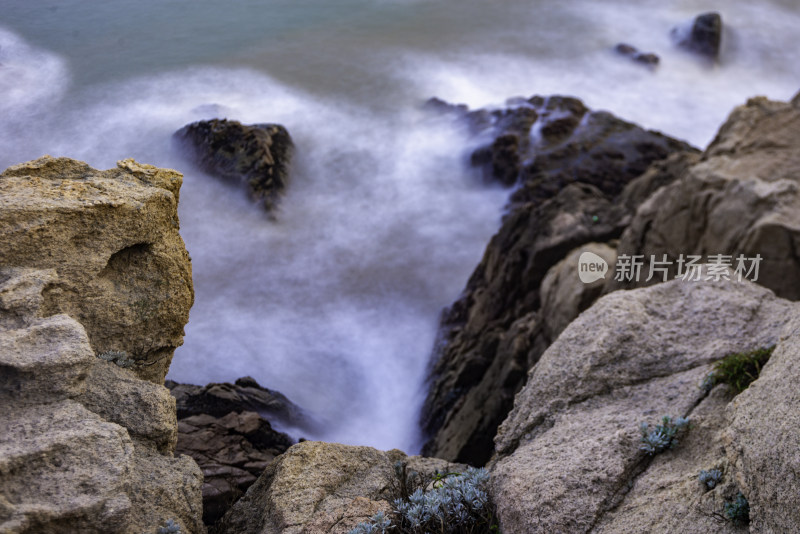 海浪拍打礁石的延时摄影画面