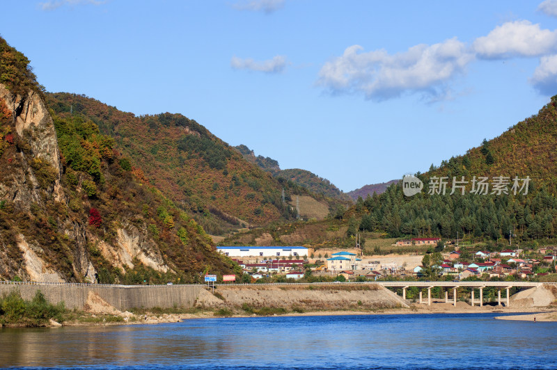 中朝边境鸭绿江沿岸秋季风光