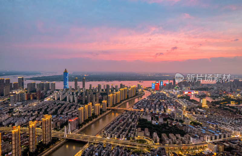 初夏暴雨后火烧云天空下的芜湖主城区