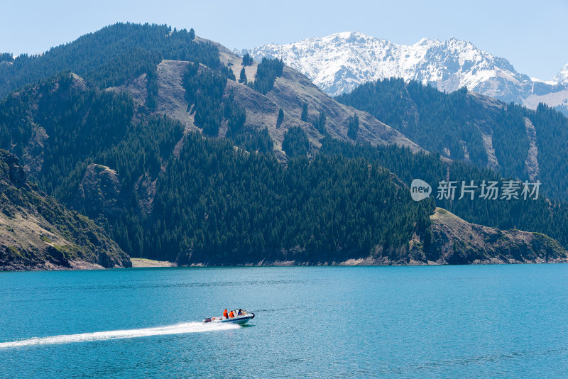 中国新疆-2015年5月9日_天堂湖的田山(天池).中国新疆阜康、昌吉市