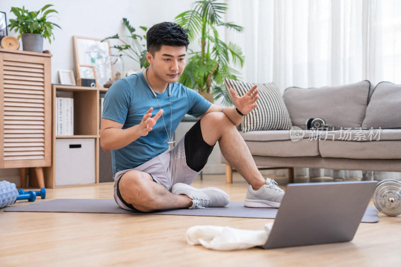 年轻男子在家健身