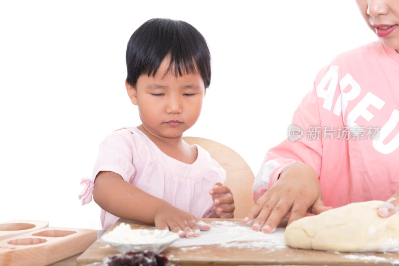 妈妈正在教小女孩学习做面点月饼