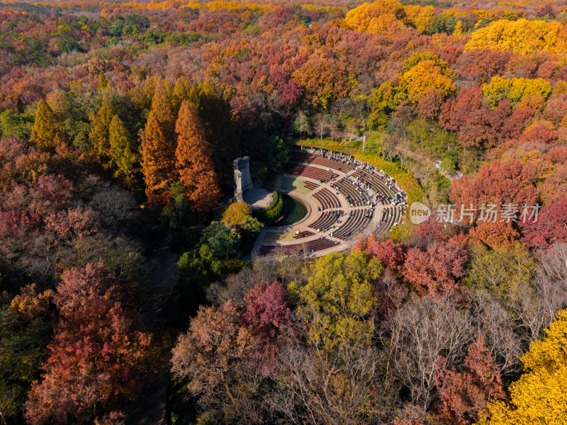 航拍秋景中的音乐台