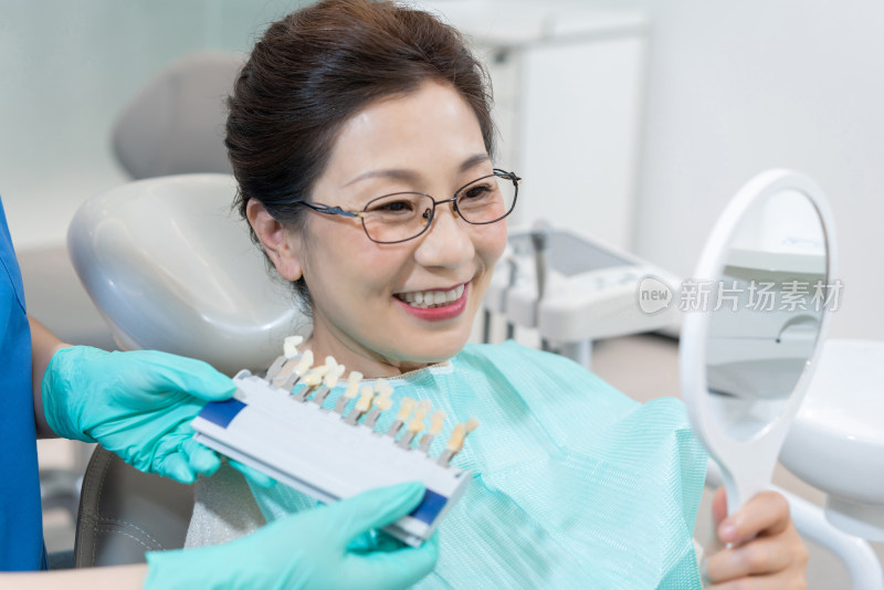 患者在牙科诊所匹配牙齿