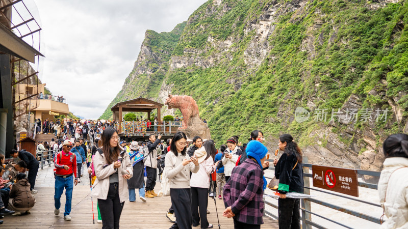 云南香格里拉虎跳峡景区及游客