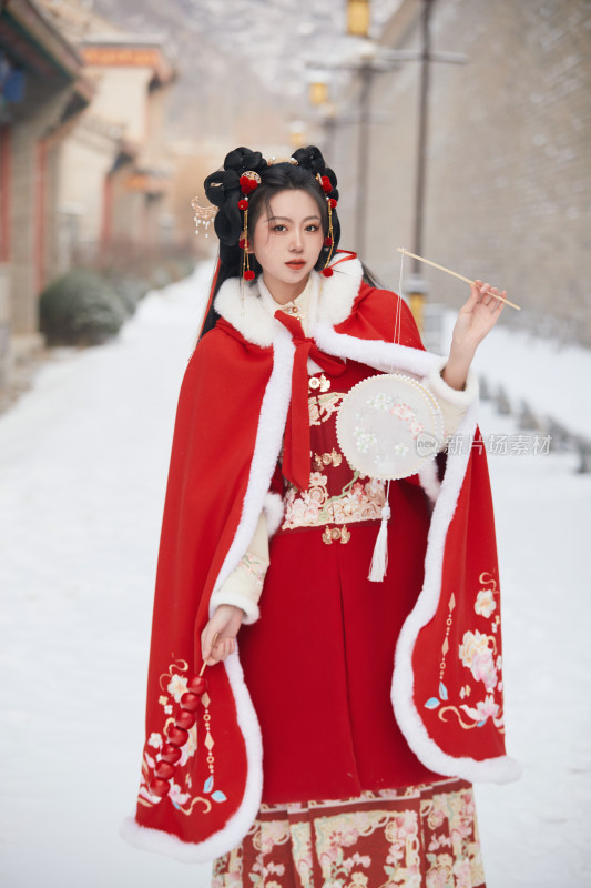 雪天户外身穿中式红色汉服的亚洲少女