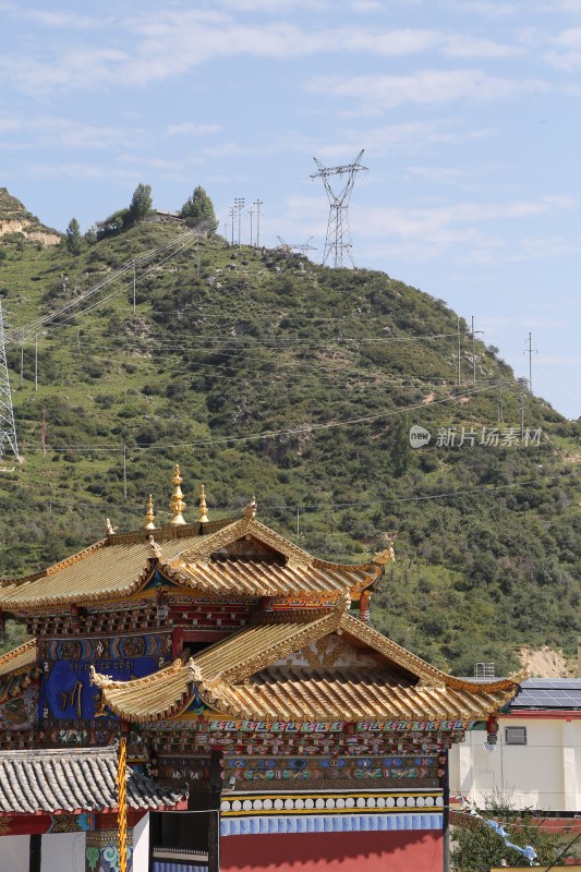 四川阿坝州松潘川主寺寺庙和青山