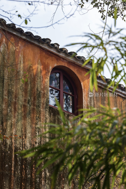 中式古建筑墙面与圆窗景致