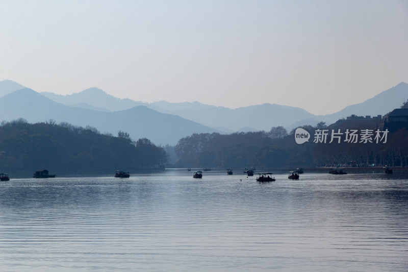 西湖湖面上的小船与远处宝石山的宝俶塔