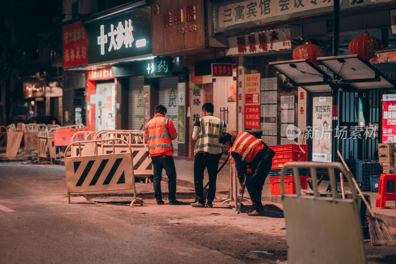 夜间晚上施工工人