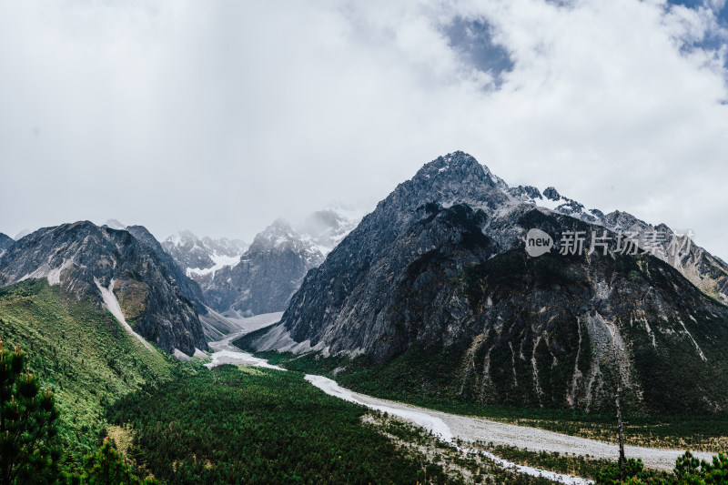 丽江玉龙雪山干河坝山脊线