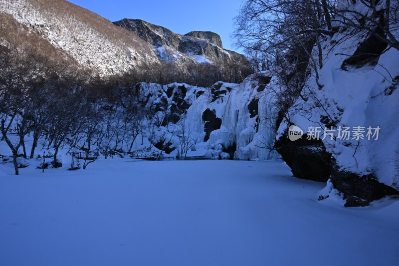 雪山下的冰瀑景观