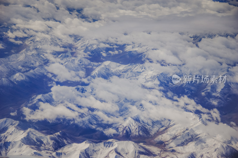 航拍视角雪山河谷自然风景