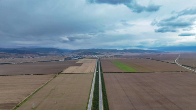 大西北地区一望无际农业种植地的公路航拍图