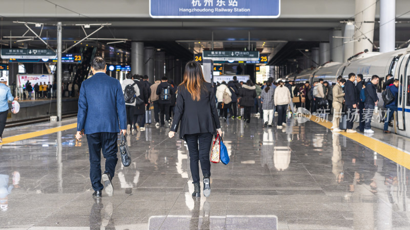 杭州东站内乘客们行色匆匆的景象