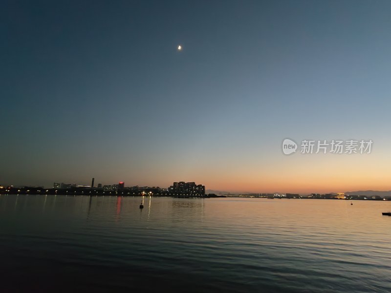 城市水面之上的天空与建筑景观