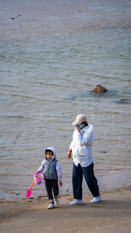 母女两人在海边玩耍